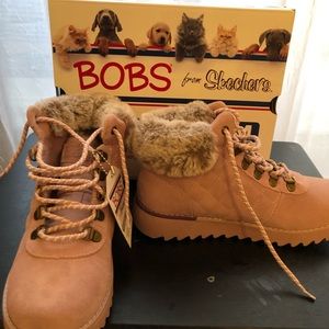 Sketchers Size 6 1/2,pink boots Never worn